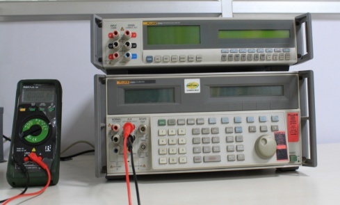 Multi product calibrator Fluke 5520 with 8.5 Digit multi meter Fluke